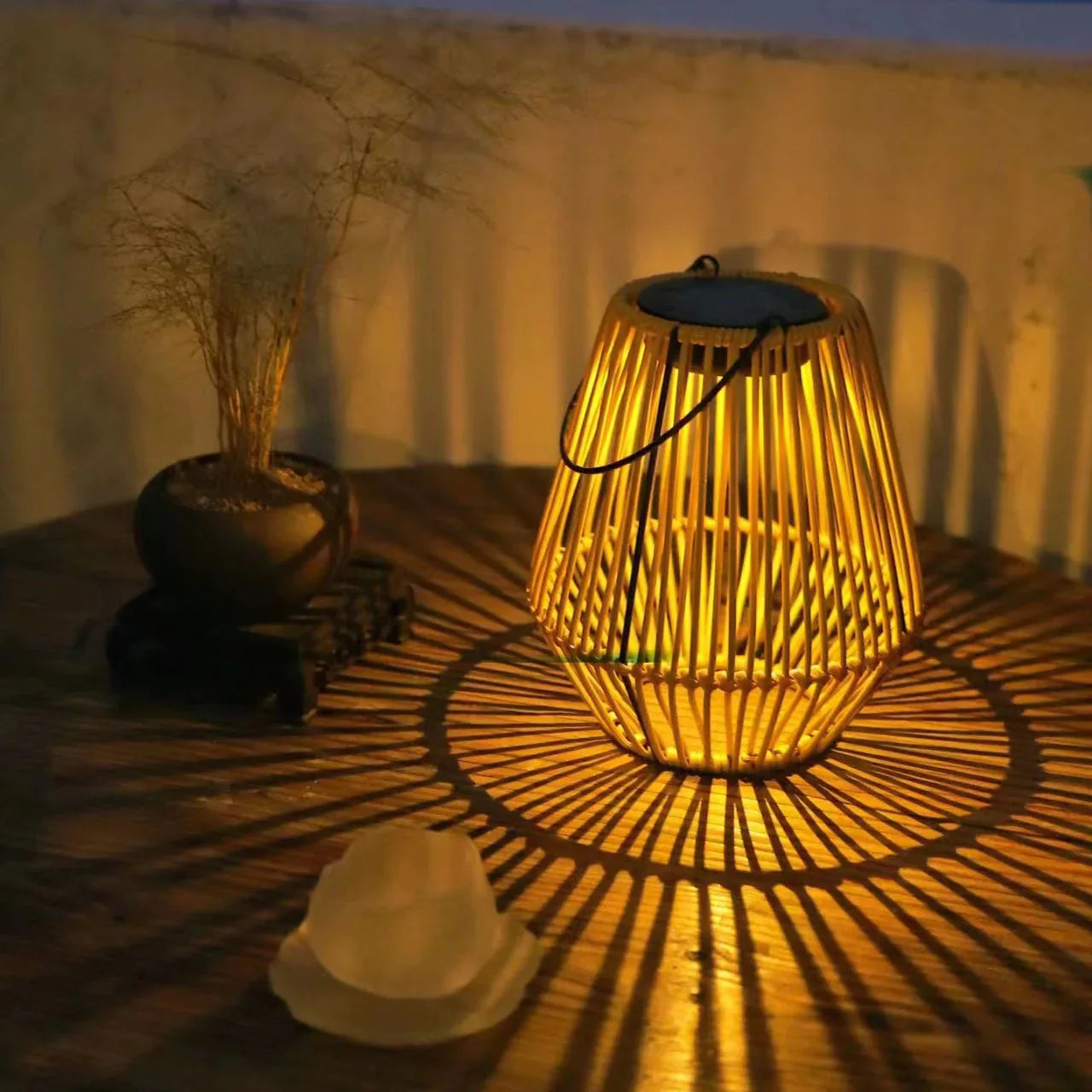 Lanterne Solaire en Rotin avec Capteur Crépusculaire – Éclairage Jardin