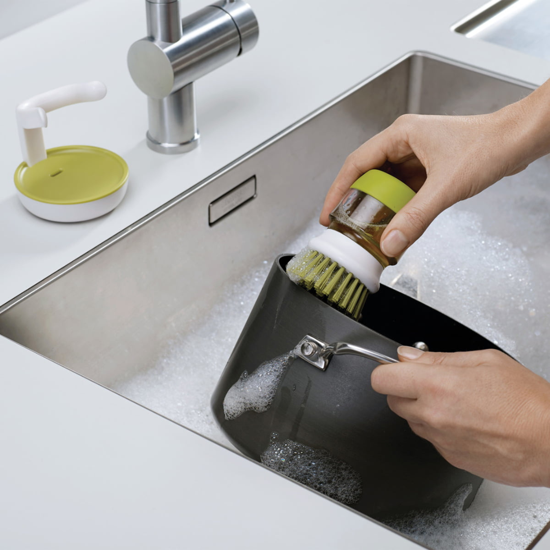Brosse à vaisselle avec distributeur de savon intégré et support égouttoir