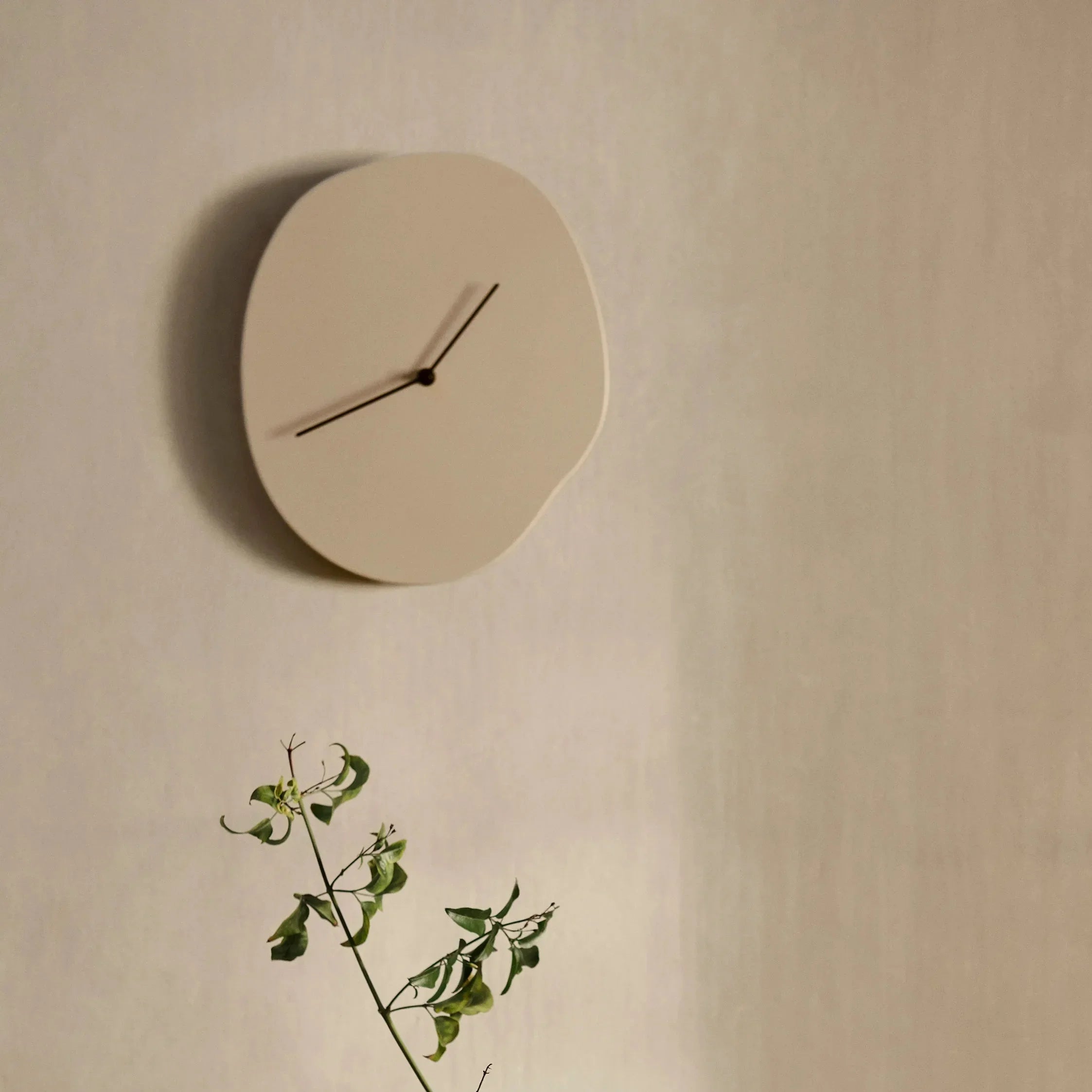 Horloge murale sculpturale au design organique – style scandinave