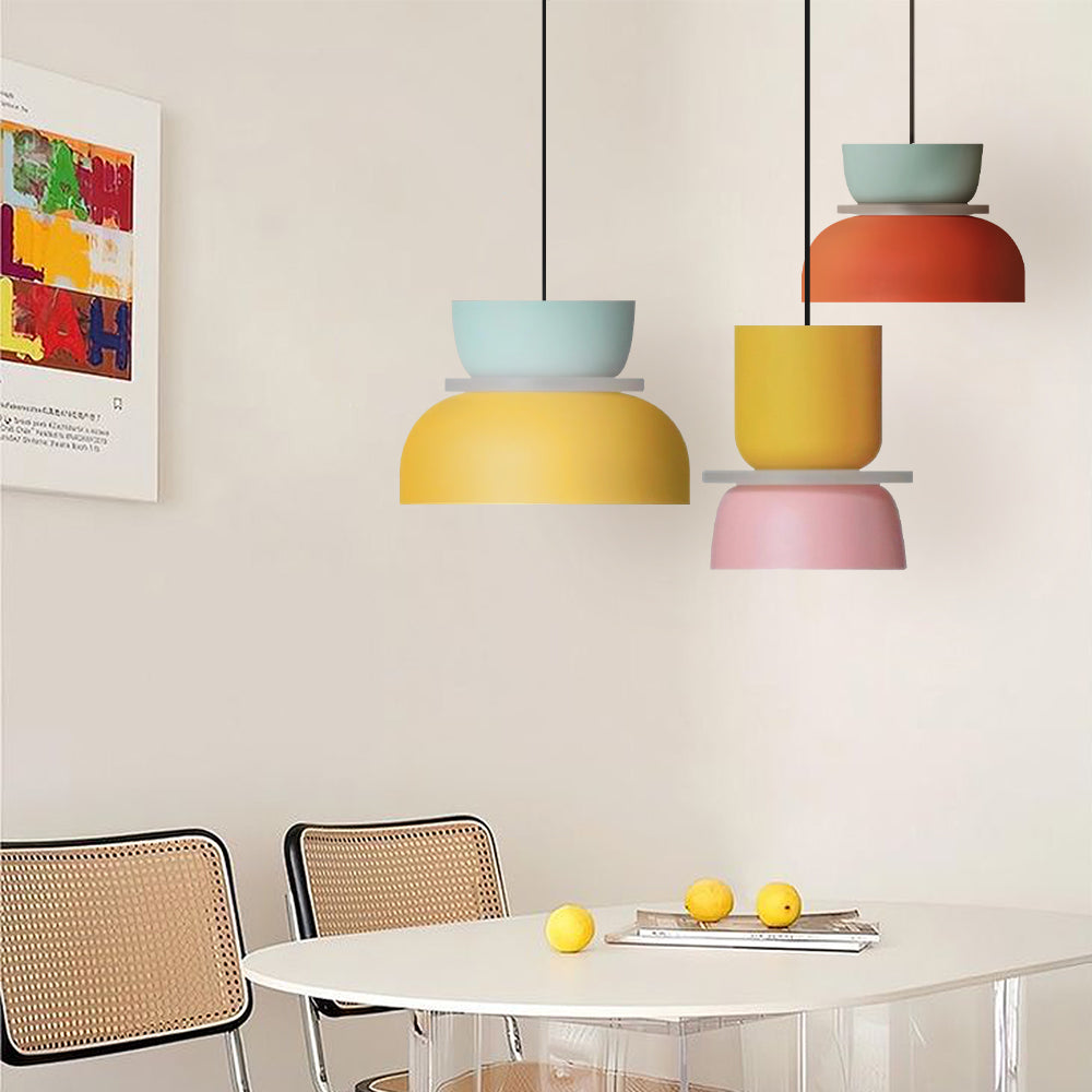 Suspension nordique avec design color block pour espaces modernes
