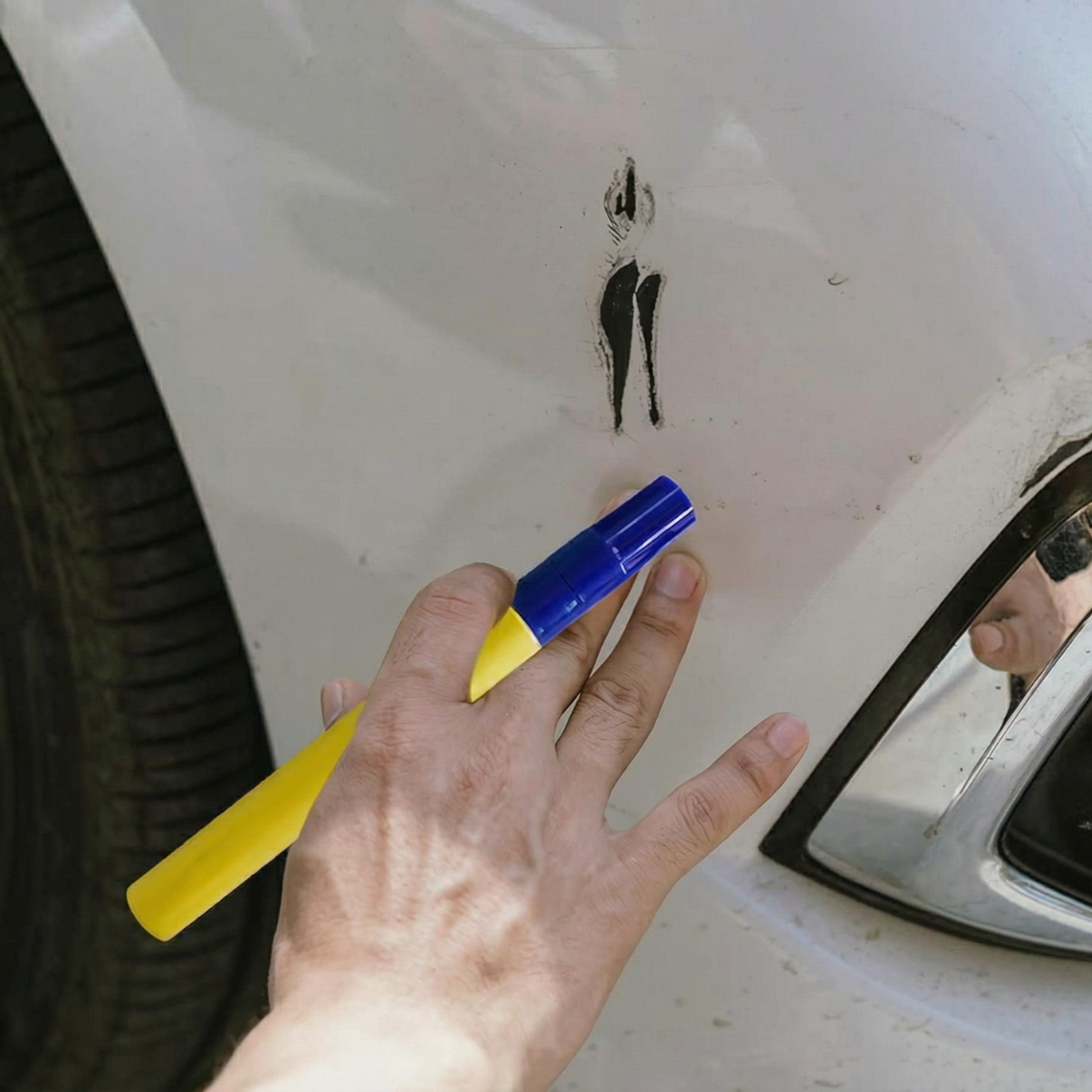 Stylo de retouche carrosserie pour rayures et éclats de peinture auto