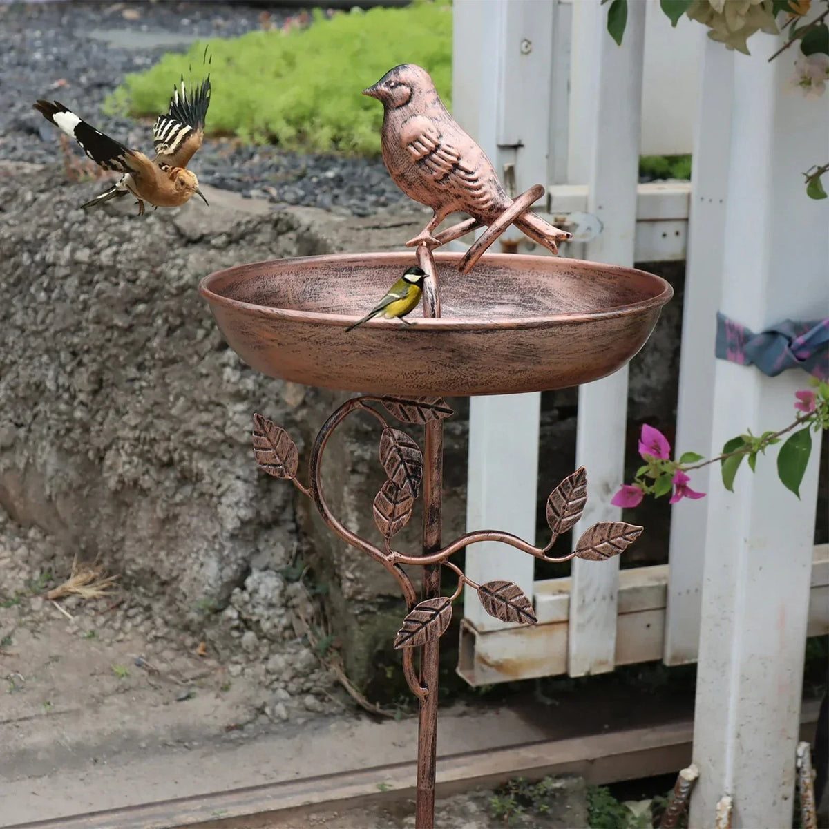 Bain d'oiseaux avec pique de sol – coupe décorative de jardin pour oiseaux sauvages