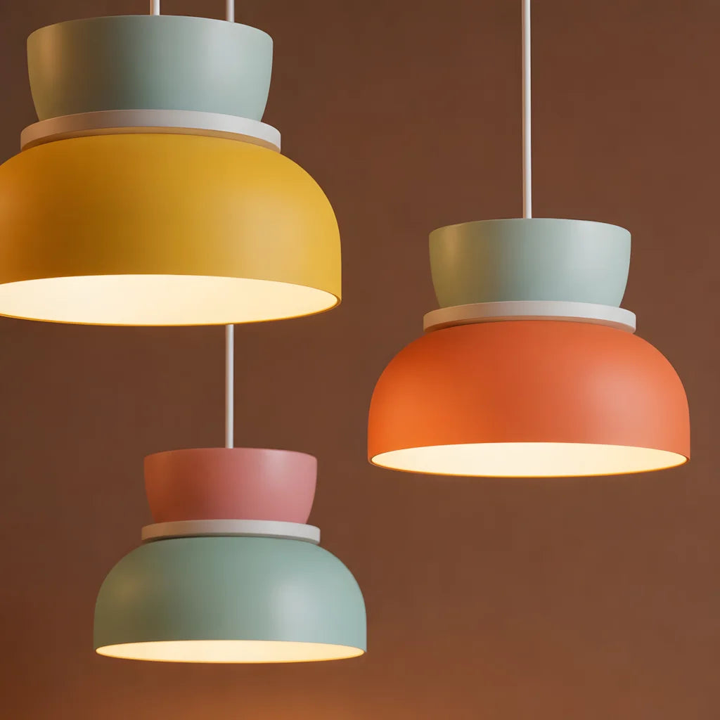 Suspension nordique avec design color block pour espaces modernes