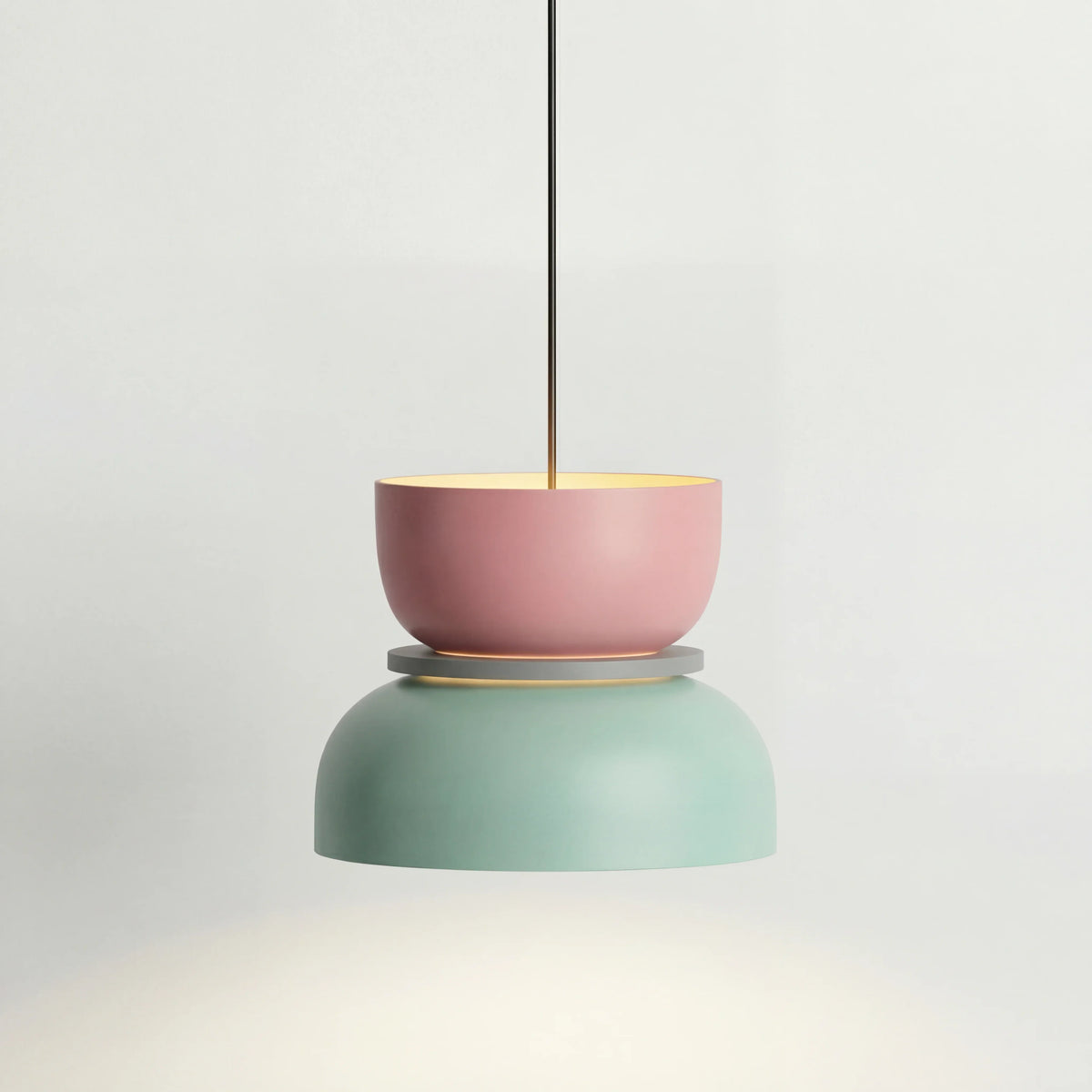 Suspension nordique avec design color block pour espaces modernes