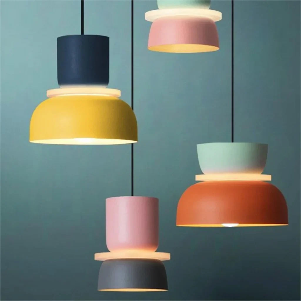Suspension nordique avec design color block pour espaces modernes