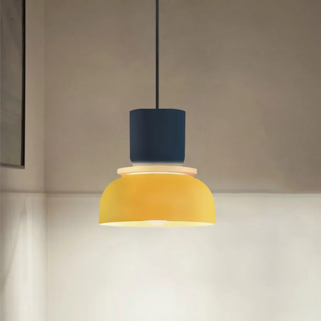 Suspension nordique avec design color block pour espaces modernes