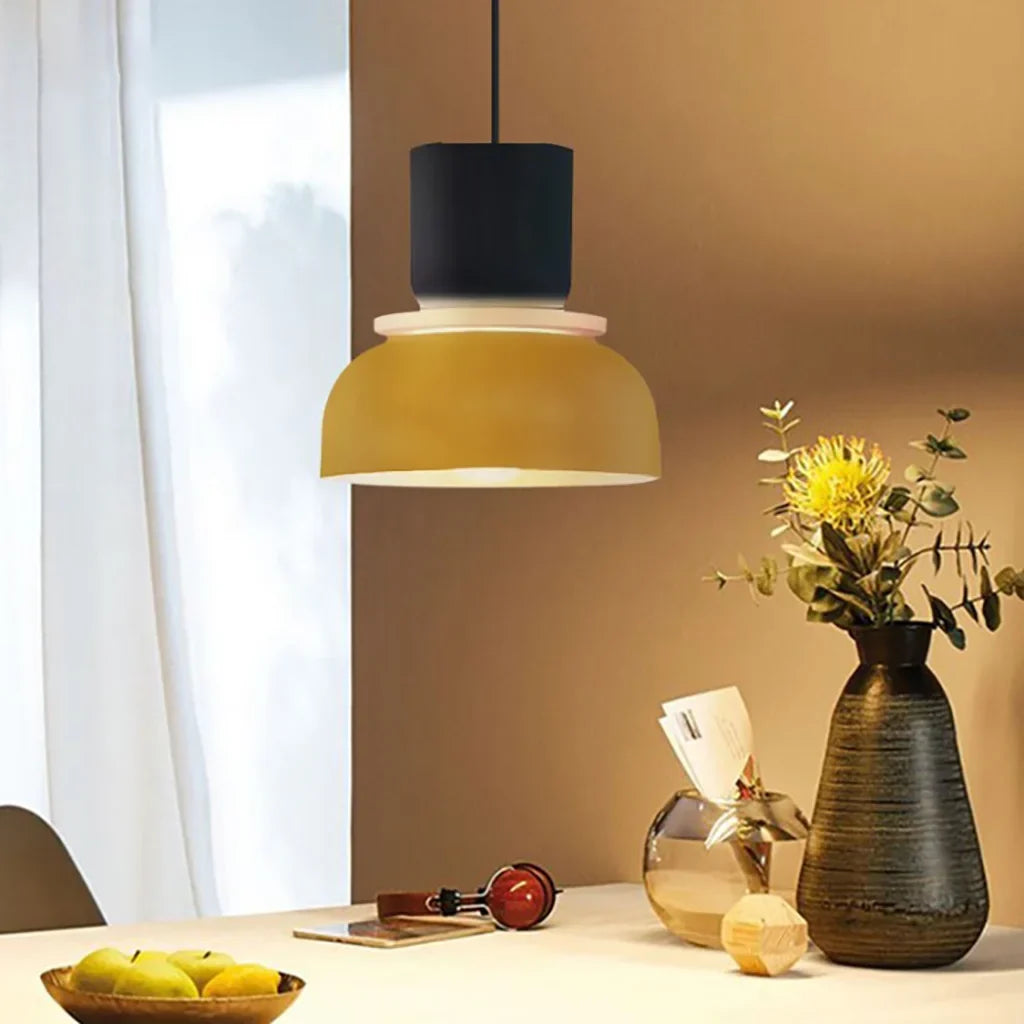 Suspension nordique avec design color block pour espaces modernes