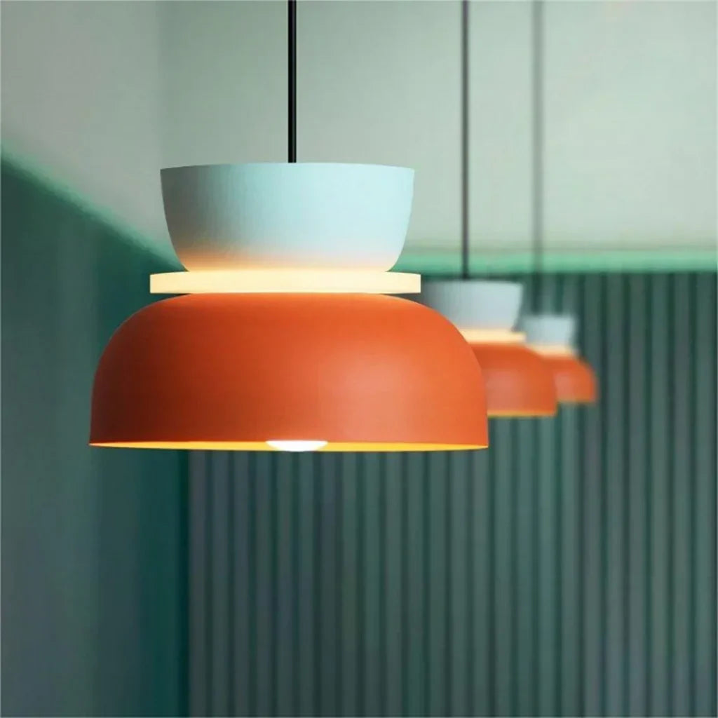 Suspension nordique avec design color block pour espaces modernes