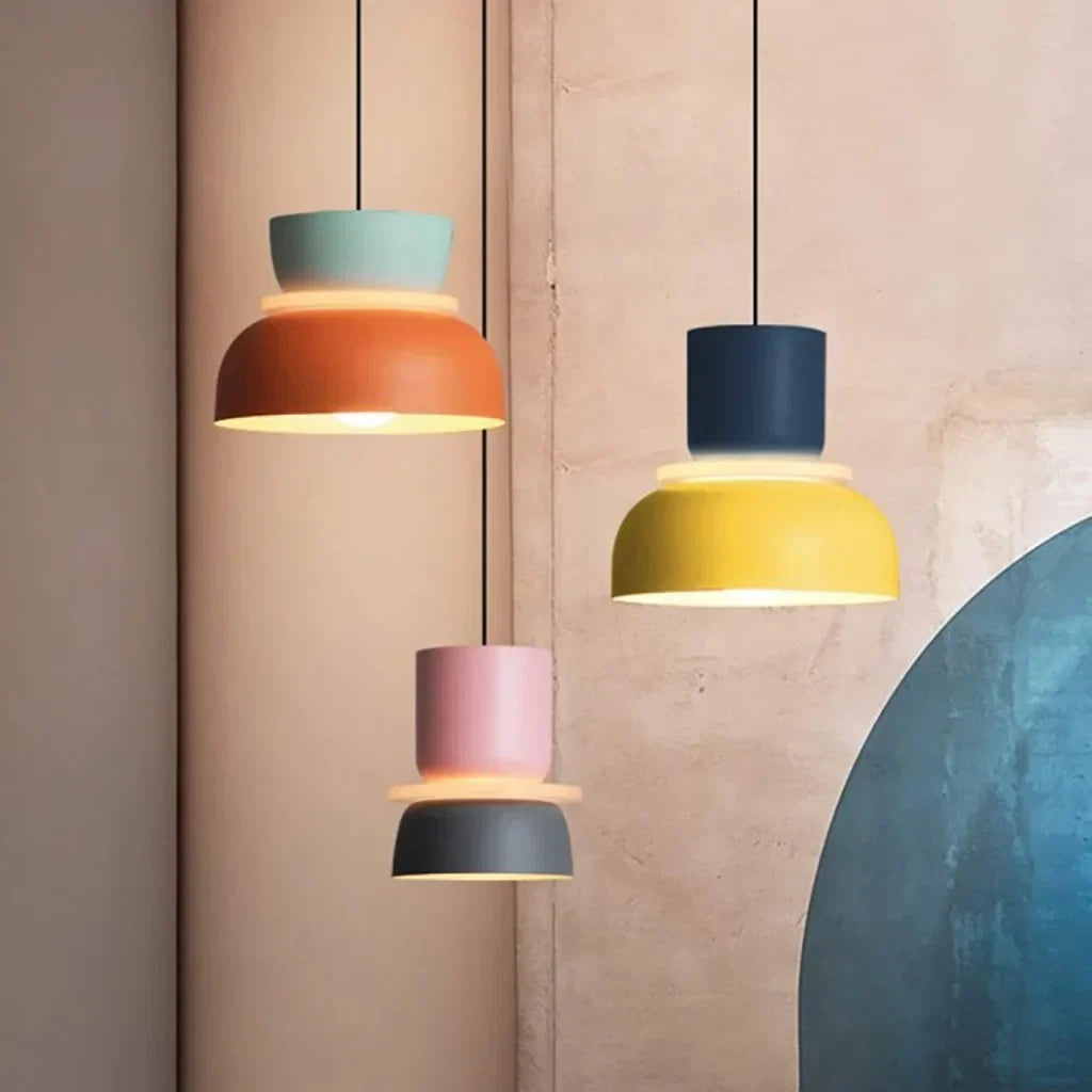 Suspension nordique avec design color block pour espaces modernes