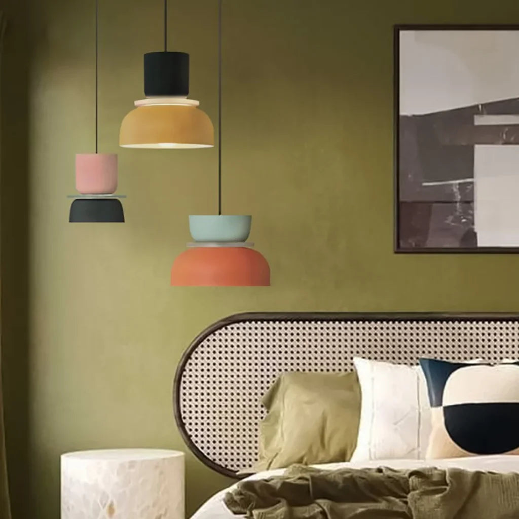 Suspension nordique avec design color block pour espaces modernes