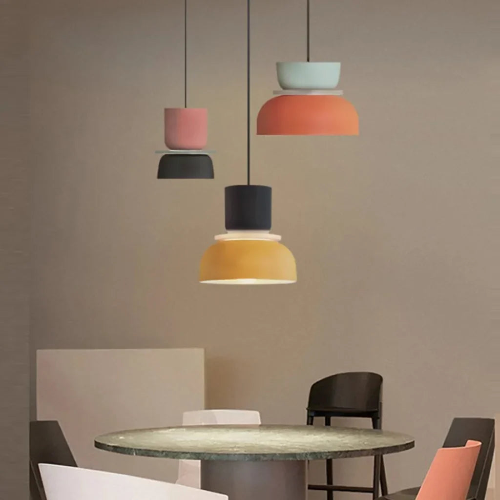 Suspension nordique avec design color block pour espaces modernes