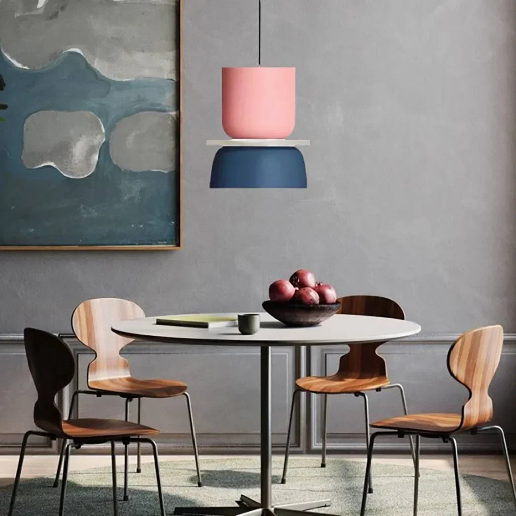 Suspension nordique avec design color block pour espaces modernes