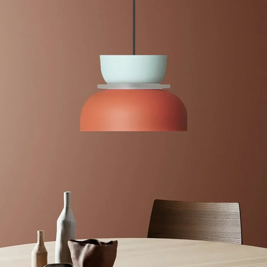 Suspension nordique avec design color block pour espaces modernes