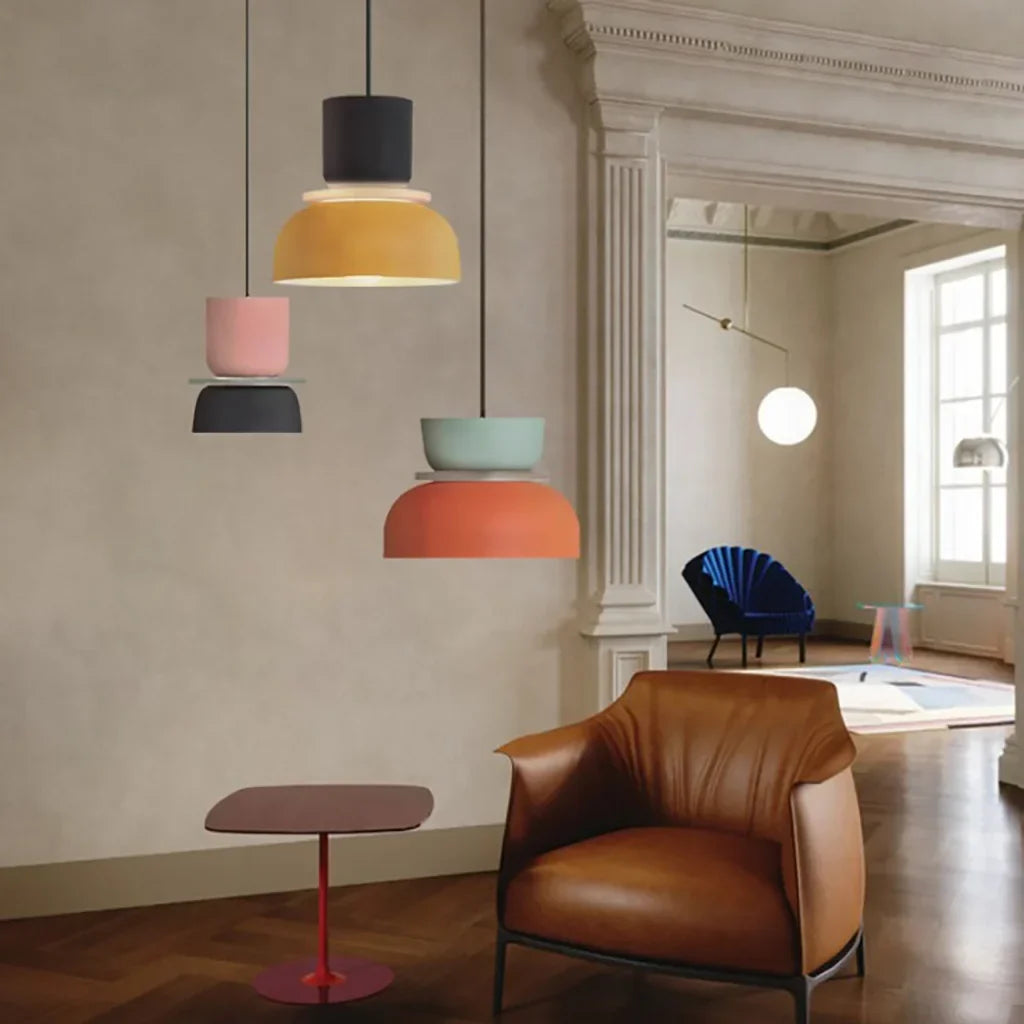Suspension nordique avec design color block pour espaces modernes
