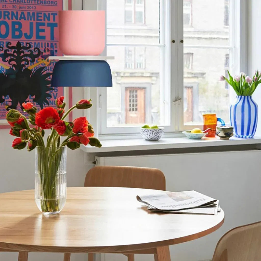 Suspension nordique avec design color block pour espaces modernes