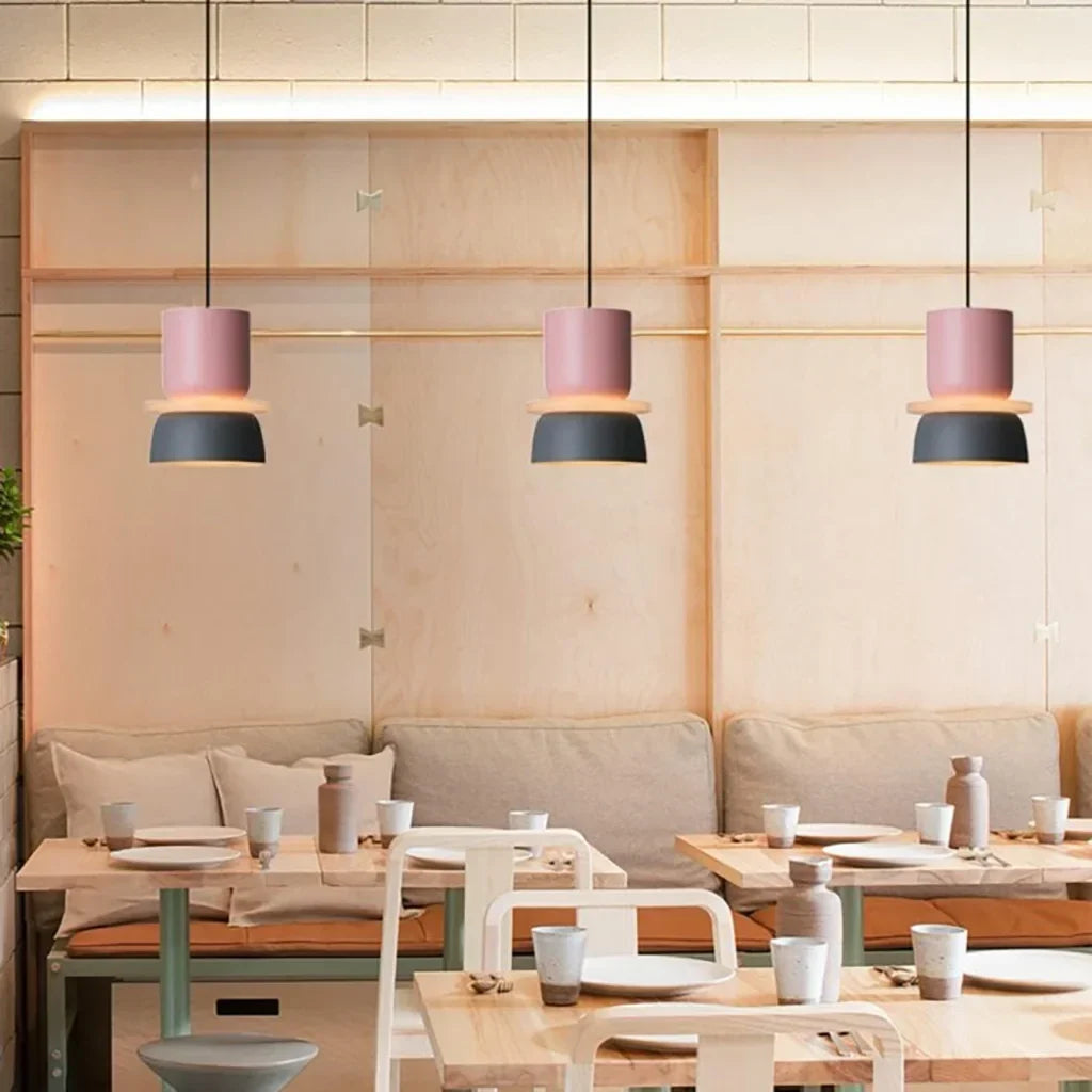 Suspension nordique avec design color block pour espaces modernes