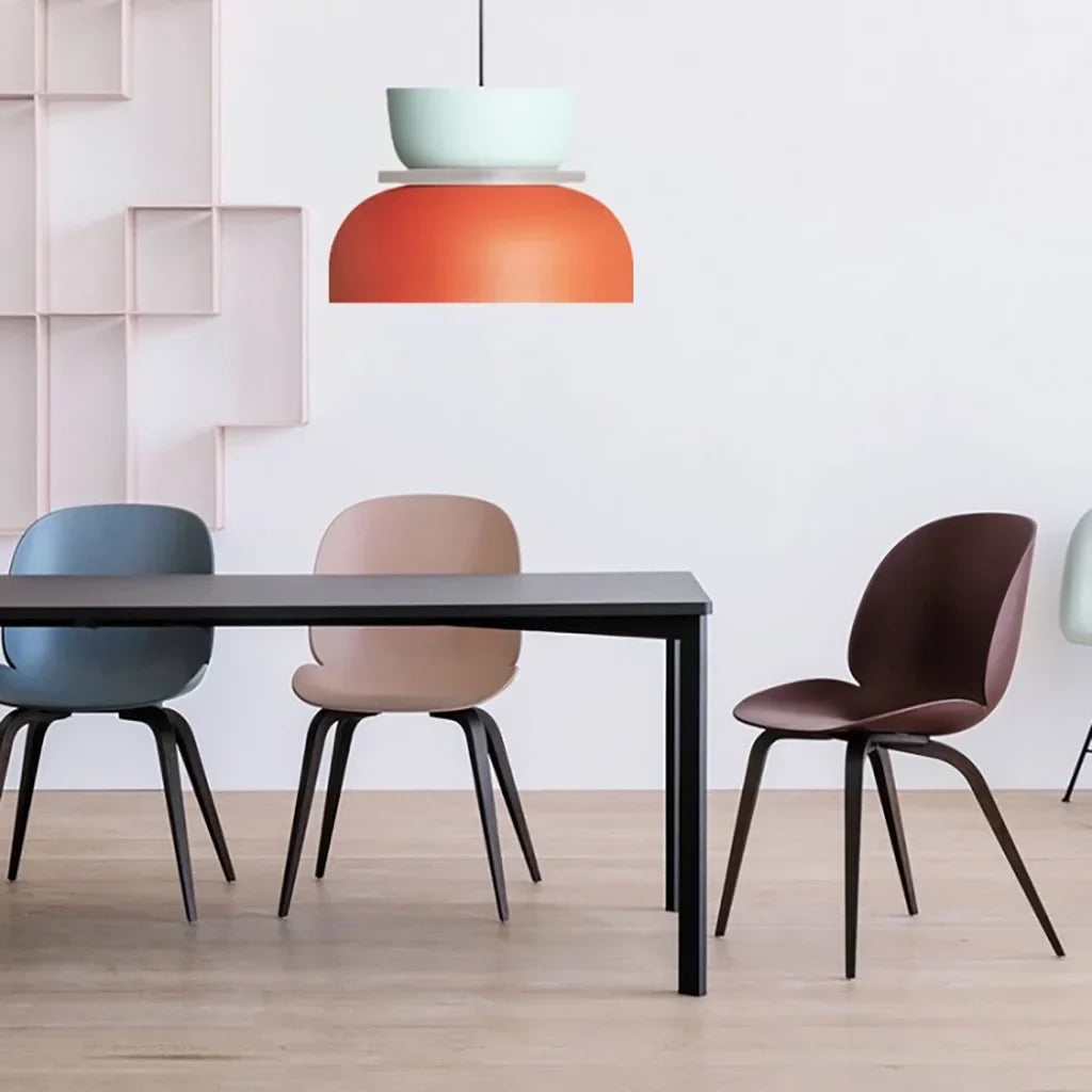 Suspension nordique avec design color block pour espaces modernes