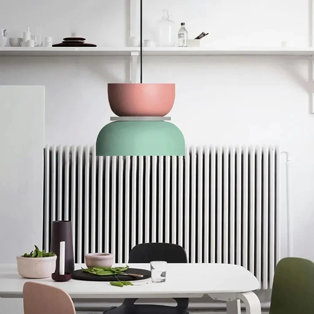 Suspension nordique avec design color block pour espaces modernes