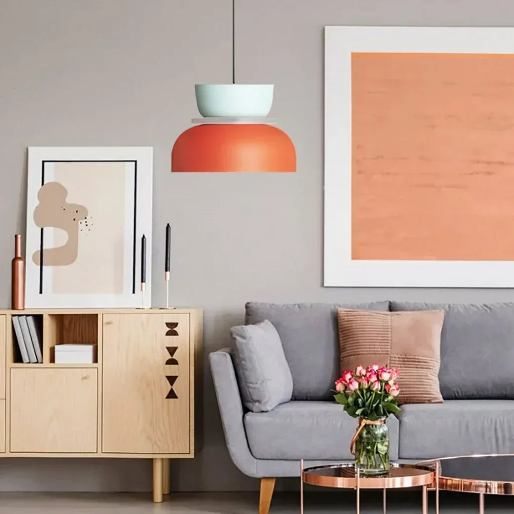 Suspension nordique avec design color block pour espaces modernes