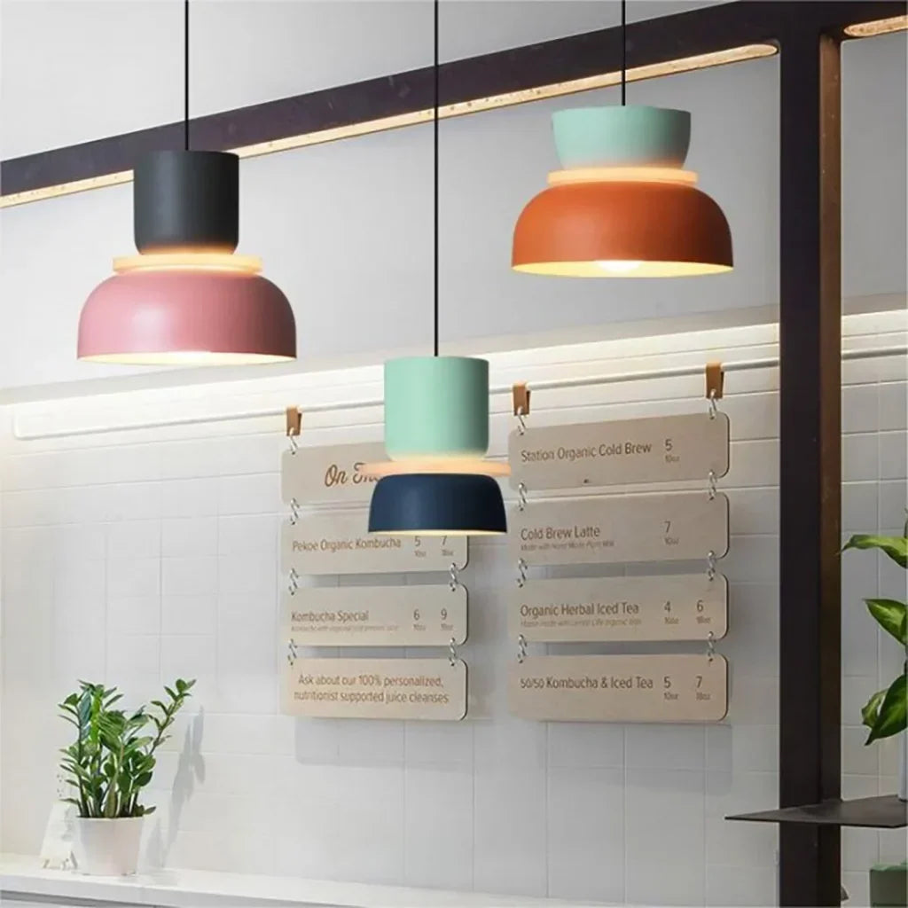 Suspension nordique avec design color block pour espaces modernes