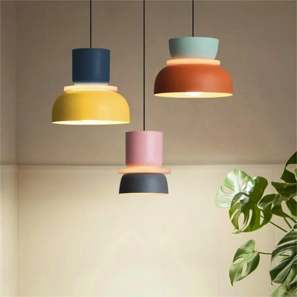 Suspension nordique avec design color block pour espaces modernes