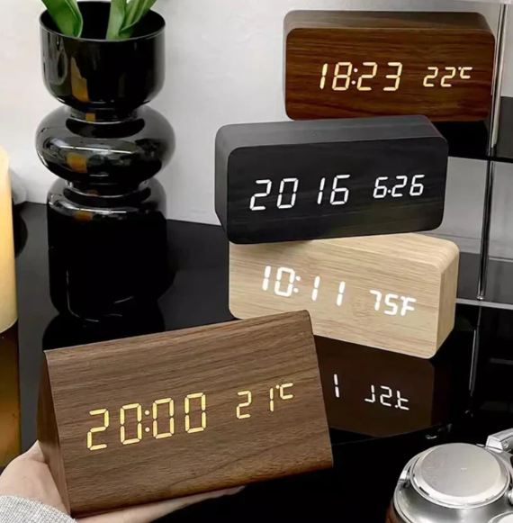 Horloge numérique en bois avec activation vocale et fonction réveil