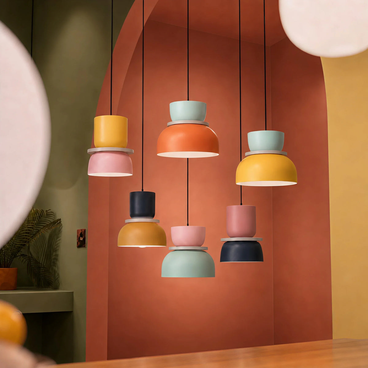 Suspension nordique avec design color block pour espaces modernes