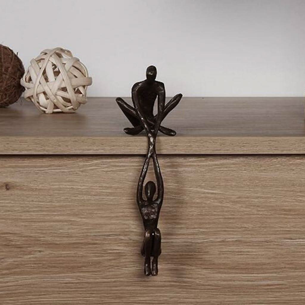 Sculpture de figure humaine abstraite en résine – design minimaliste